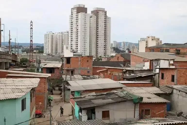 Como os seguros estão transformando a realidade nas favelas brasileiras